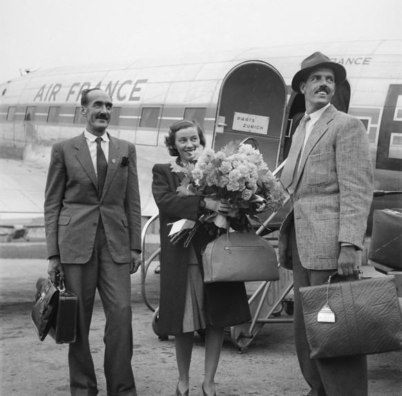 Die Teilnehmer der Schweizer Himalaya-Expedition 1949 werden auf dem Flughafen Zuerich empfangen, Annalies Lohner, Mitte, und Rene Dittert, rechts, die Person links ist unbekannt. (KEYSTONE/PHOTOPRESS ...