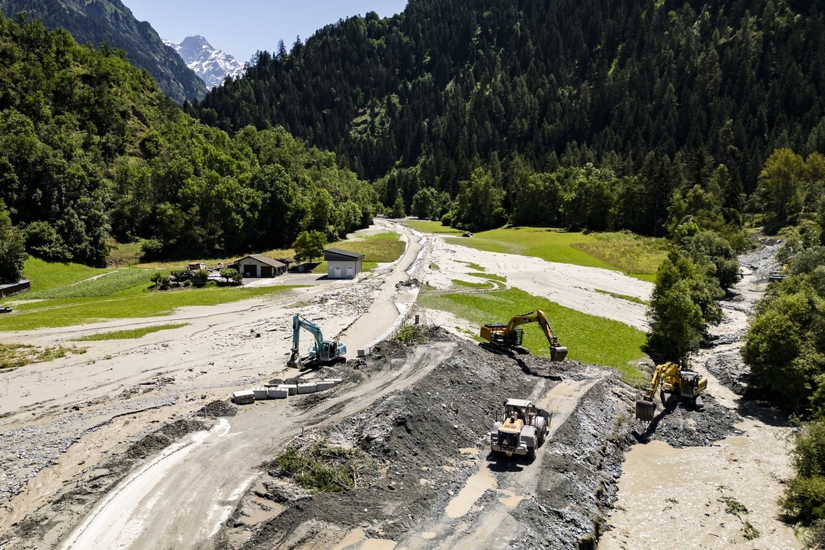 Une vue aerienne montre des ouvriers avec des pelleteuses travaillant sur la coulee de lave torrentielle provenant du torrent du Fregnoley a cote de la riviere la Dranse de Bagnes le jeudi 4 juillet 2 ...