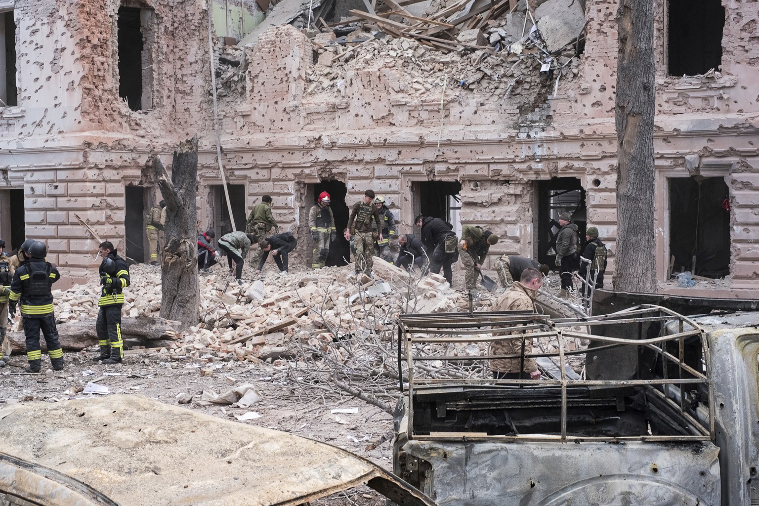 Rescue workers clear the rubble of a building hit by a Russian missile strike on Sumy, Ukraine, Sunday April 13, 2025. (AP Photo/Volodymyr Hordiienko)
Russia Ukraine War