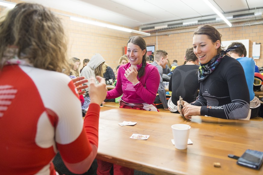 Michelle Gisin, Dominique Gisin und Wendy Holdener, von links, vertreiben sich die Wartezeit mit Jassen, vor der Abfahrt an den Alpinen Ski Schweizermeisterschaften, am Dienstag, 24. Maerz 2015, in St ...