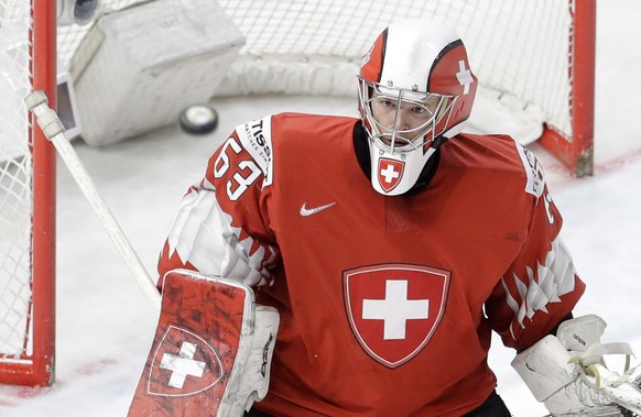 Switzerland&#039;s goalie Leonardo Genoni looks the puck during the Ice Hockey World Championships final match between Sweden and Switzerland at the Royal arena in Copenhagen, Denmark, Sunday, May 20, ...