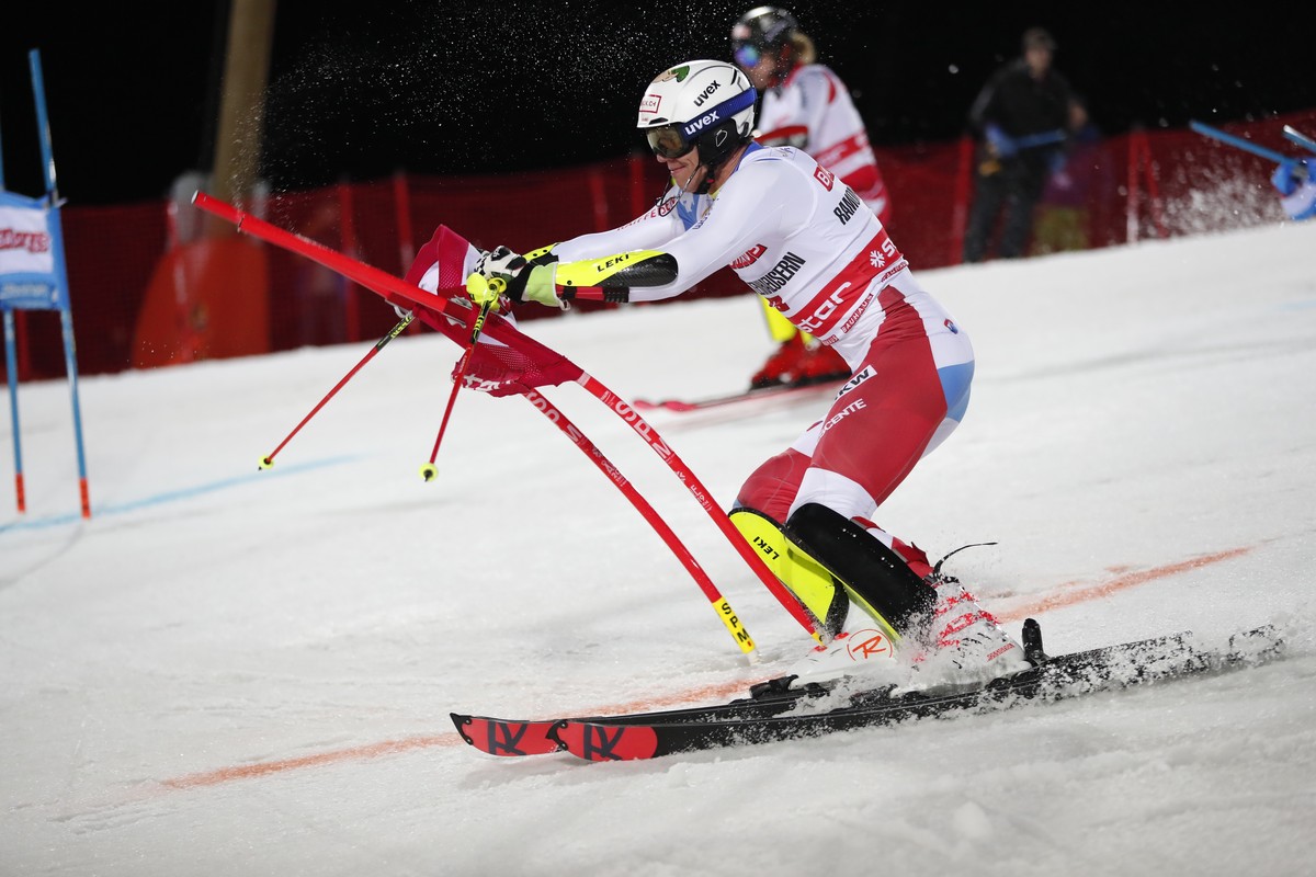 epa07381264 Ramon Zenhaeusern of Switzerland in action during the FIS Alpine Skiing World Cup - Men's Parallel Slalom City Event in Hammarbybacken in Stockholm, Sweden, 19 February 2019. EPA/Chri ...
