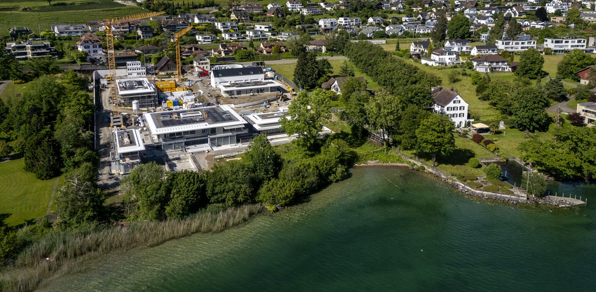 Blick auf die Baustelle des rund 16'000 Quadratmeter grossen Grundstuecks, Mitte, des frueheren Tennisspielers Roger Federer mit dem Baugespann fuer ein Bootshaus, unten rechts, in Kempraten, Rap ...