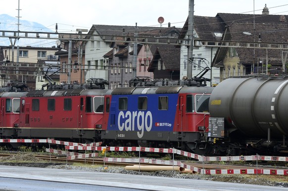 ARCHIV - ZU DEN GEPLANTEN ENTLASSUNGEN BEI SBB CARGO STELLEN WIR IHNEN DIESES ARCHIVBILD ZUR VERFUEGUNG - Ein Gueterzug der SBB Cargo wartet im Bahnhof von Erstfeld auf die Weiterfahrt am Samstag, 9.  ...