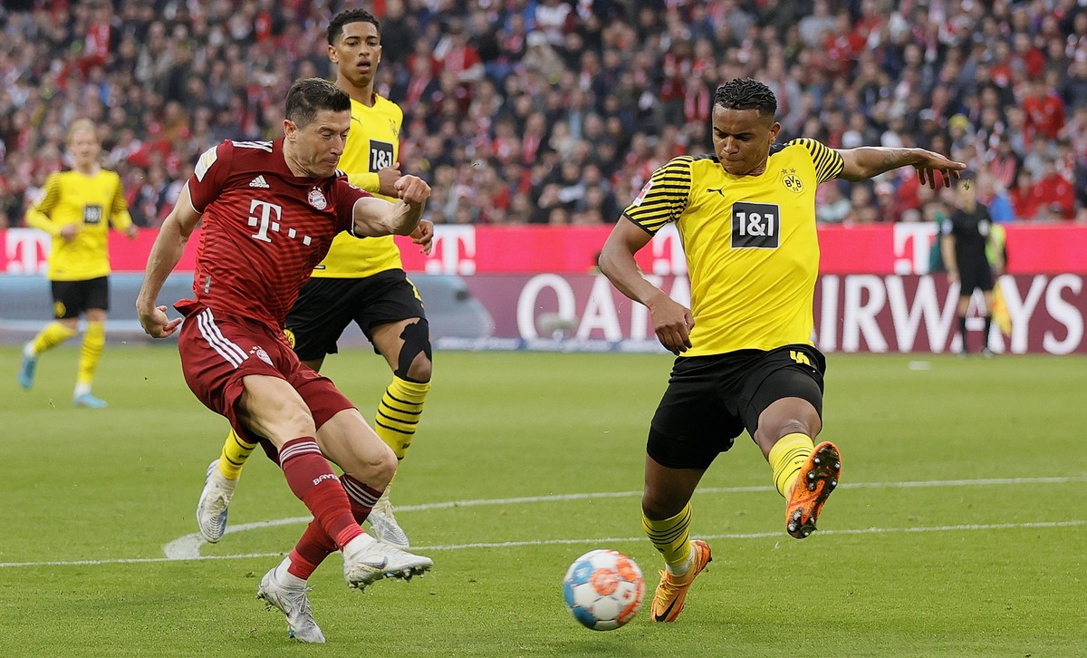 epa09904836 Bayern's Robert Lewandowski (L) in action with Dortmund's Manuel Akanji (R) during the German Bundesliga soccer match between FC Bayern Munich and Borussia Dortmund in Munich, Ge ...