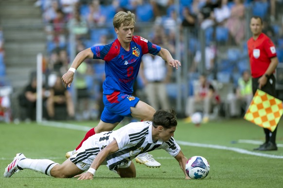 Vasilije Adzic (JUV), vorne, gegen Ludwig Malachowski (BAS), hinten, in einem Testspiel zwischen dem FC Basel 1893 und dem Juventus Football Club im Stadion St. Jakob-Park in Basel, am Samstag, 18. Ju ...