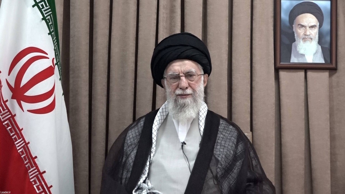 ALI KHAMENEI, lors d'un discours télévisé, sous le portrait du défunt fondateur de la révolution, l'ayatollah Khomeini.