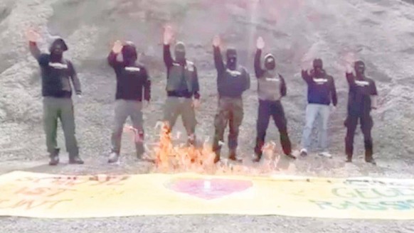 Schwyzer SVP-Vize tritt nach Ku-Klux-Klan-Eklat ab
Das geklaute Transparent wurde anschliessend von Nazis feierlich verbrannt… aber ja, es wurden keine Beziehungen zu rechtsextremen Kreisen festgestel ...
