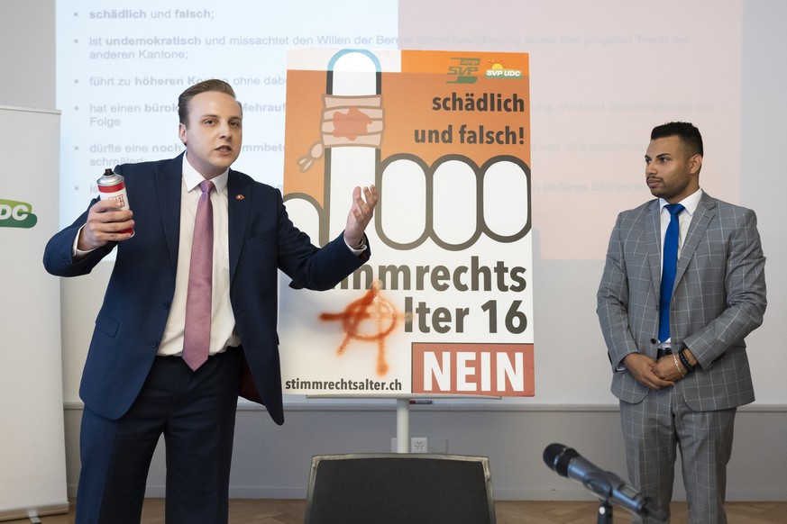 Nils Fiechter, Co-Praesident JSVP-BE, links, und Adrian Spahr, Co-Praesident JSVP-BE, praesentieren das Abstimmungsplakat &quot;Nein zum Stimmrechtsalter 16&quot;, waehrend einer Medienkonferenz der J ...