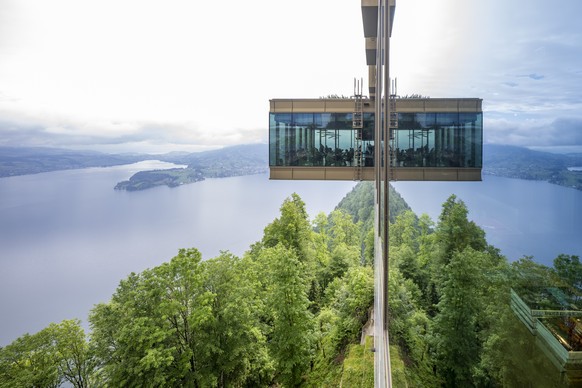 Das Ueberhaengende Restaurant sowie auch Fruehstuecksraum des Hauptteil mit Hotel und Restaurants des Buergenstock Resort hoch ueber dem Vierwaldstaettersee, am Montag, 27. Mai 2024 auf dem Buergensto ...