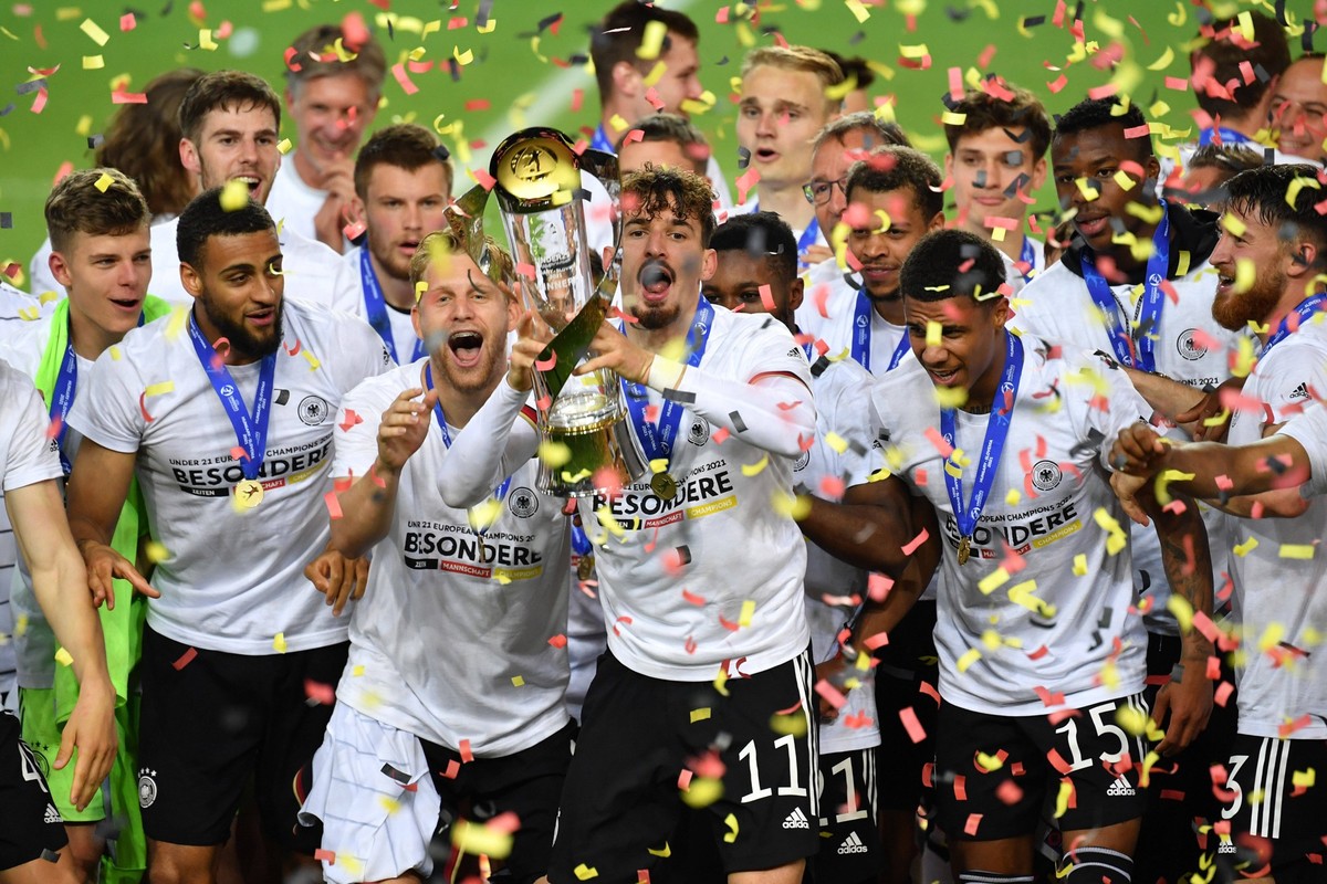 Teamfoto,Team,Mannschaft,Mannschaftsfoto, Mergim BERISHA GER mit Trophaee,Cup,Pokal, Siegerehrung,Jubel,Freude,Begeisterung, Deutschland-Portugal 1-0, Fussball U-21,FINALE UEFA Under21 Europameistersc ...