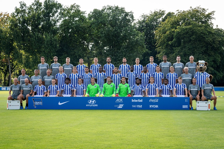 Fussball Berlin 17.08.2020 Saison 2020 / 2021 1. BL DFL Hertha BSC Berlin Portr�ttermin 2020/2021, Mannschaftsfoto Hintere Reihe von links nach rechts: Henrik Kuchno Athletiktrainer, Hendrik Vieth Ath ...