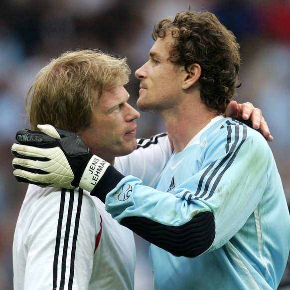 IMAGO / Ulmer

Ersatztorwart Oliver Kahn (li.) und Torwart Jens Lehmann (beide Deutschland) - Schlussjubel - PUBLICATIONxINxGERxAUTxJPNxHUNxONLY Fußball WM Herren WM 2006, Länderspiel, Nationalteam, N ...