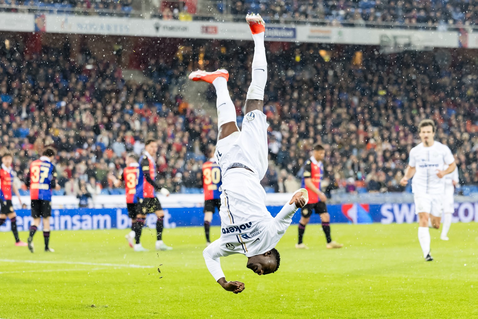 FC Zuerichs Cheick Conde bejubelt sein Tor zum 2:2 im Fussball Meisterschaftsspiel der Super League zwischen dem FC Basel und dem FC Zuerich am Samstag, 30. Maerz 2024 im St. Jakob-Park in Basel. (KEY ...