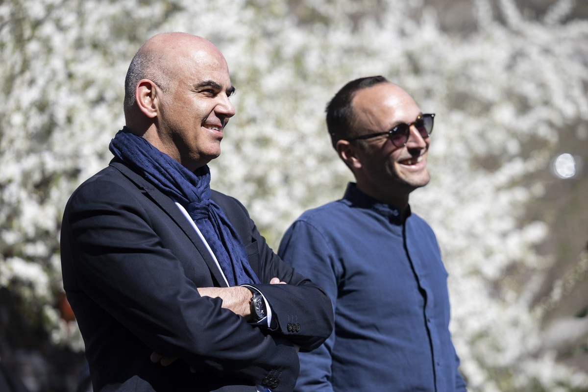 Alain Berset, gauche, Secretaire General du Conseil de l'Europe, et Mathias Reynard, droite, Conseiller d'Etat valaisan lors de l'inauguration de l'oeuvre de Raphy Buttet, "La ...
