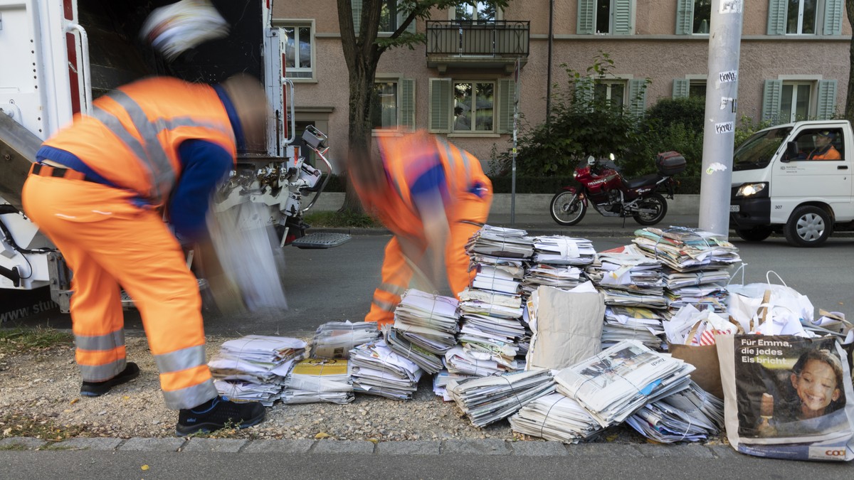 ZUR PAPIERSAMMLUNG DURCH DIE ENTSORGUNG + RECYCLING ZUERICH STELLEN WIR IHNEN HEUTE FOLGENDES NEUES BILDMATERIAL ZUR VERFUEGUNG --- Employees of Entsorgung + Recycling (disposal and recycling) of the  ...