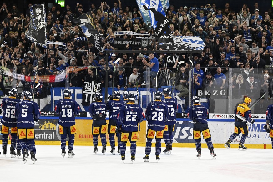 Die Zugers Fans feiern ihre Spielere vom EV Zug nach dem Qualifikations - Spiel der National League zwischen dem EV Zug und dem EHC Kloten am Samstag 5. November 2022 in der Bossard Arena in Zug. (KEY ...