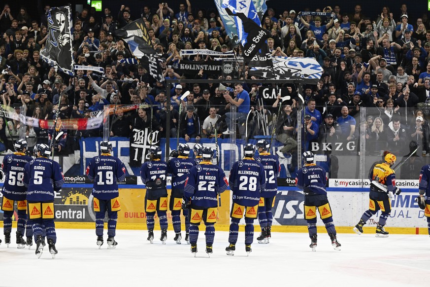 Die Zugers Fans feiern ihre Spielere vom EV Zug nach dem Qualifikations - Spiel der National League zwischen dem EV Zug und dem EHC Kloten am Samstag 5. November 2022 in der Bossard Arena in Zug. (KEY ...