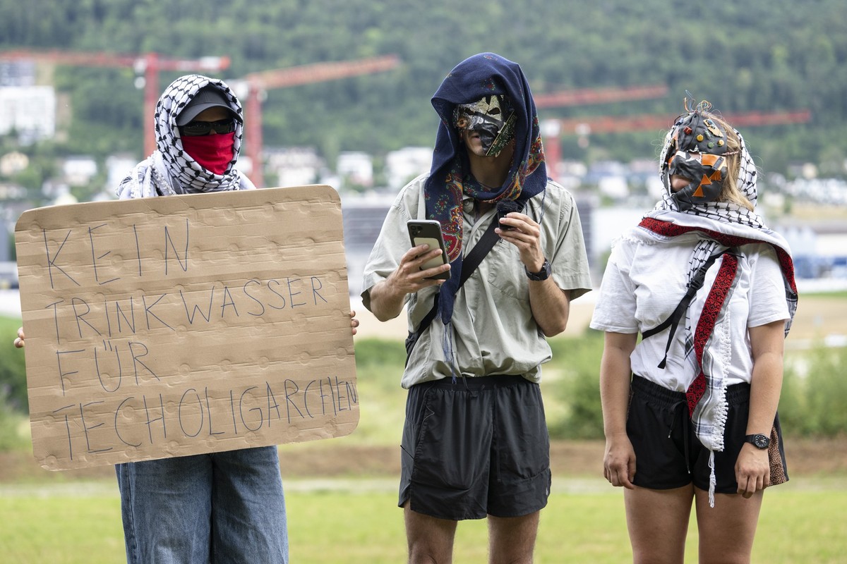 Mitglieder der Gruppe "Aufstaende der Allmende" sprechen an einer Medienkonferenz, vor dem sich in Bau befindenden Datacenter, am Freitag, 3. Juli 2026, in Beringen. Die Gruppe "Aufstae ...