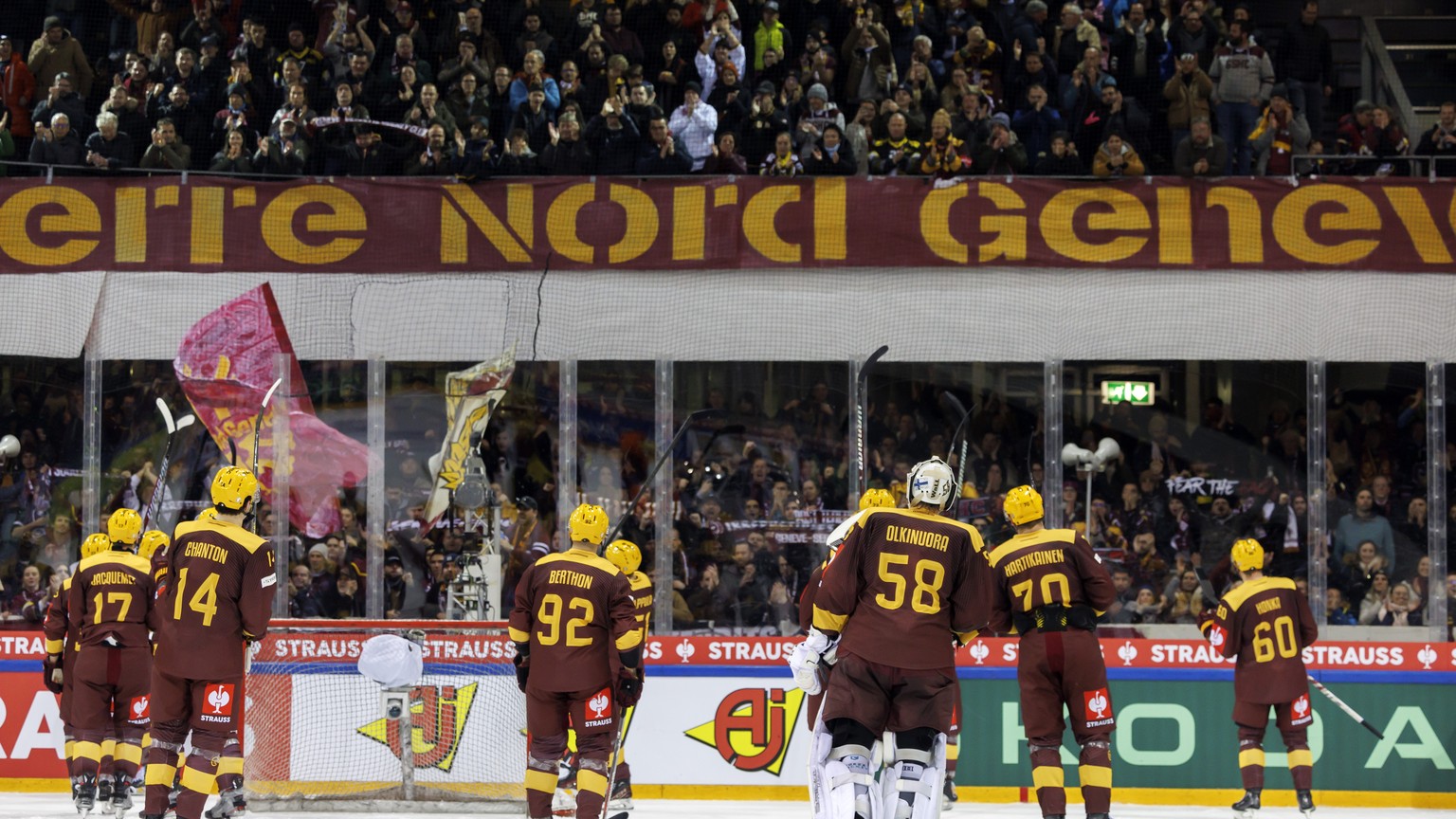 epa11066638 Geneve-Servette&#039;s players wave to their supporters after their draw in the Champions Hockey League semifinal game between Geneve-Servette HC and Lukko Rauma, in Geneva, Switzerland, 0 ...