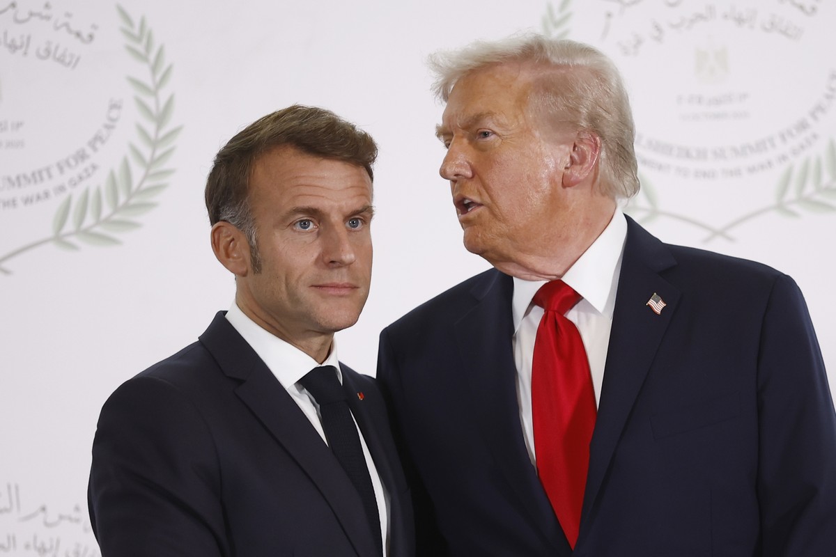 epa12451471 French President Emmanuel Macron (L) and US President Donald Trump (R) shake hands during the greetings ceremony before the family picture at the Gaza Peace Summit in Sharm El-Sheikh, Egyp ...