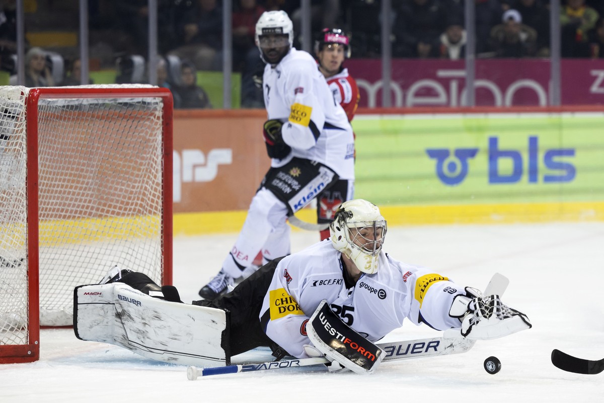 Gotterons Torhueter Connor Hughes in Aktion im Eishockey Meisterschaftsspiel der National League zwischen dem SC Bern und HC Fribourg Gotteron, am Samstag, 19. November 2022 in der PostFinance Arena i ...