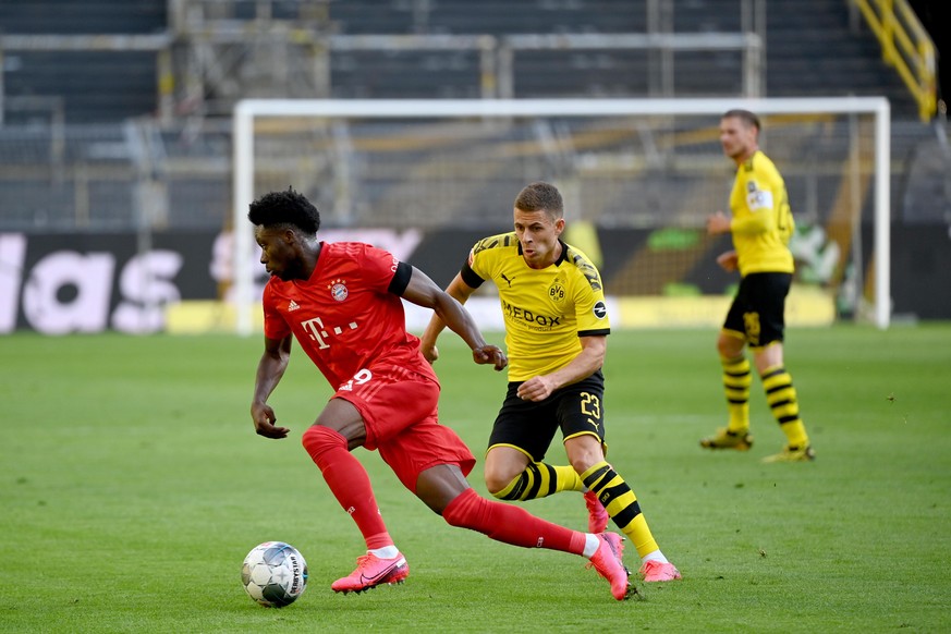 epa08445584 Bayern Munich&#039;s Alphonso Davies (L) and Dortmund&#039;s Thorgan Hazard in action during the German Bundesliga soccer match between Borussia Dortmund and FC Bayern Munich at Signal Idu ...