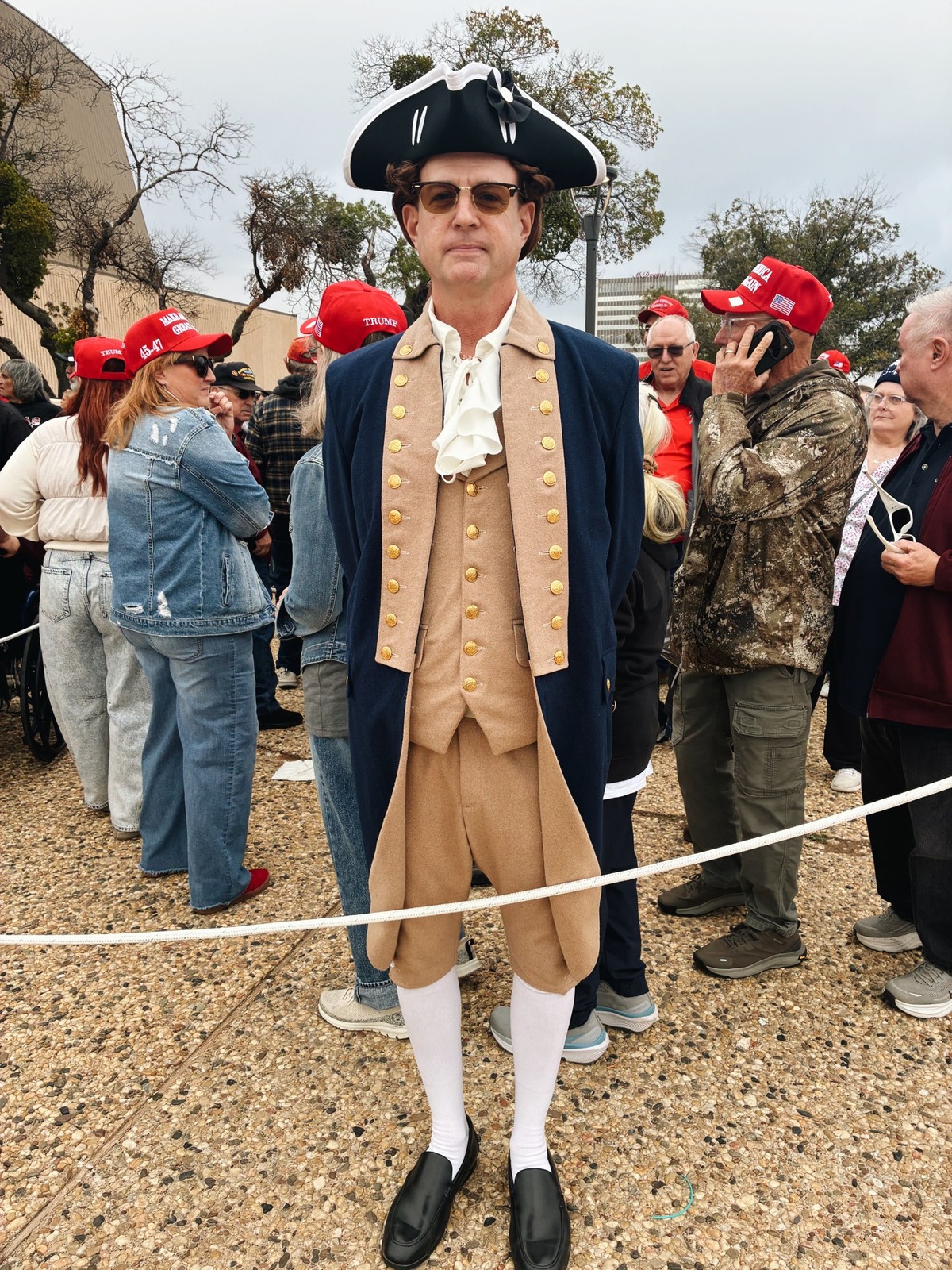 Des heures d’attente et un enthousiasme intact: à Lubbock, watson a rencontré les partisans de Donald Trump à une semaine des midterms 2026.