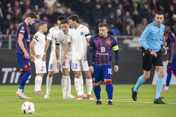 Xherdan Shaqiri (FCB), center, concentrates for the penalty kick during the UEFA Europa League league phase round 4 match between Switzerland&#039;s FC Basel 1893 and Romania&#039;s FCS Bucharest at a ...