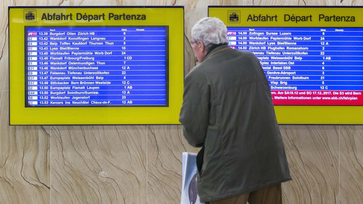 THEMENBILD ZUM FAHRPLAN 2021 DER SBB --- Eine Anzeigetafel zeigt die Abfahrtszeiten der Zuege an, am Mittwoch, 13. Dezember 2017 im Bahnhof Bern. (KEYSTONE/Peter Klaunzer)