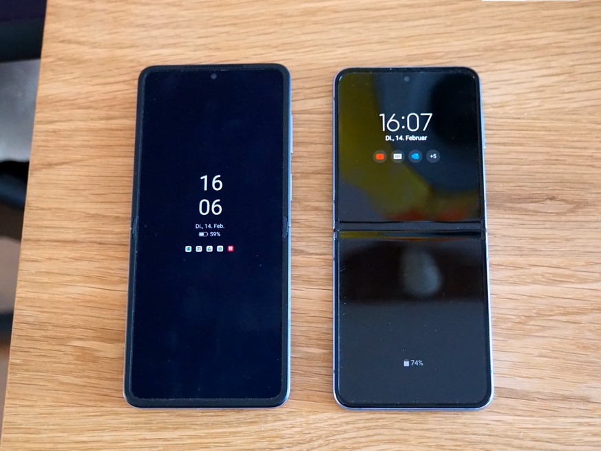 Links Oppo, rechts Samsung. Bei aktiviertem Display ist der Falz auch beim Samsung-Handy kaum noch sichtbar.