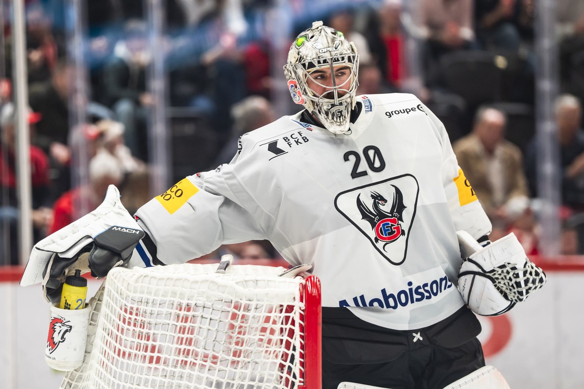 Torhueter Reto Berra (HCFG) im fuenften Eishockey Playoff Halbfinalspiel der National League zwischen dem Lausanne HC (LHC) und dem HC Fribourg-Gotteron (HCFG) am Dienstag 8. April 2025 in der Vaudois ...