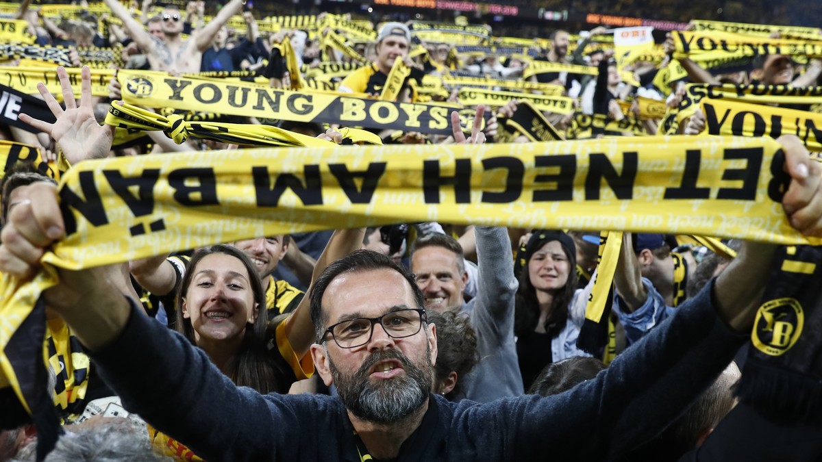 Berner Fans feiern den Meistertitel nach dem Super League Spiel zwischen dem BSC Young Boys Bern und dem FC Luzern, am Samstag, 28. April 2018 im Stade de Suisse in Bern. (KEYSTONE/Peter Klaunzer)