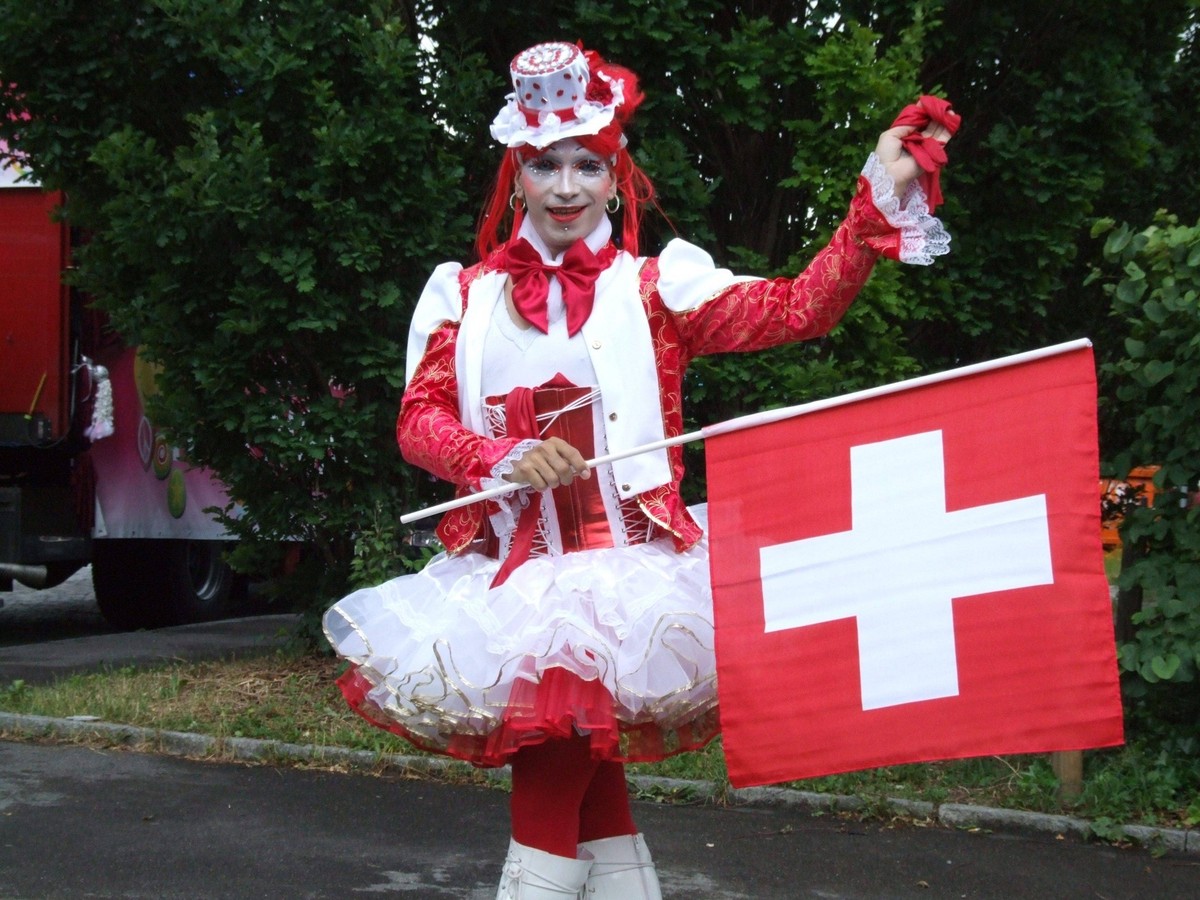 Bildnummer: 53064188 Datum: 06.06.2009 Copyright: imago/Geisser
Transvestit mit Schweizer Fahne während der Euro Pride Parade 2009 in Zürich , Personen , Objekte , optimistisch; 2009, Zürich, Schweiz, ...