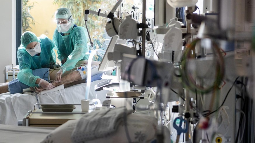 Medical personnel at work in the intensive care unit of the hospital Pourtales site &quot;Hopital Pourtales&quot; during the coronavirus disease (COVID-19) outbreak in Neuchatel, Switzerland, Monday,  ...