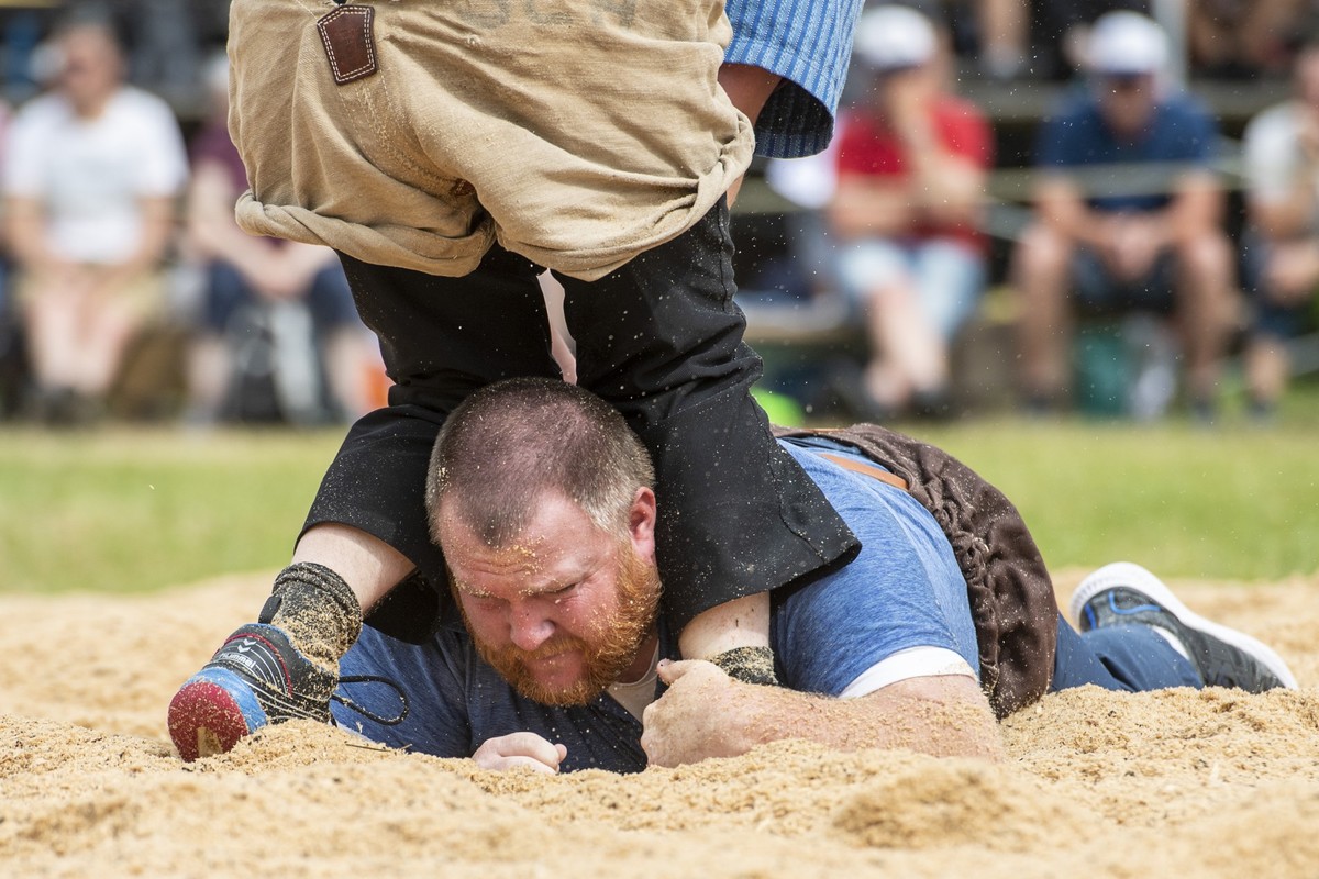 Patrick Richardson aus den USA im 3. Gang beim 99. Urner Kantonalen Schwingfest vom Sonntag, 22. Mai 2022 in Erstfeld. (KEYSTONE/Urs Flueeler).