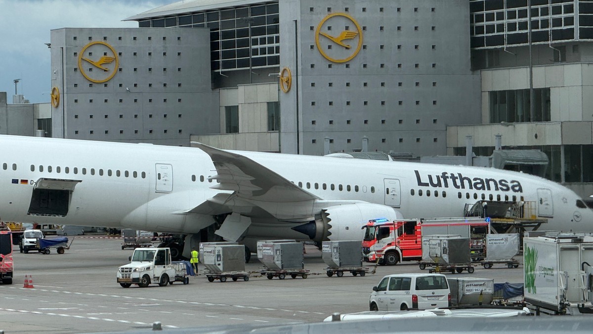 dpatopbilder - 04.06.2026, Hessen, Frankfurt: Eine Lufthansa-Maschine "Dreamliner " liegt auf dem Bug vor einem Terminal am Frankfurter Flughafen, nachdem das Bugfahrwerk eingeknickt war. Mi ...