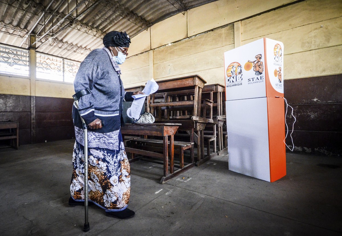 FILE - A woman carries a ballot at a polling station to cast her vote in general elections in Maputo, Mozambique, on Oct. 9, 2024. (AP Photo/Carlos Equeio, file)