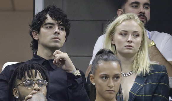 epa06988687 US singer Joe Jonas (L) and British actress Sophie Turner (R) watch Serena Williams of the US and Venus Williams of the US during the fifth day of the US Open Tennis Championships the USTA ...