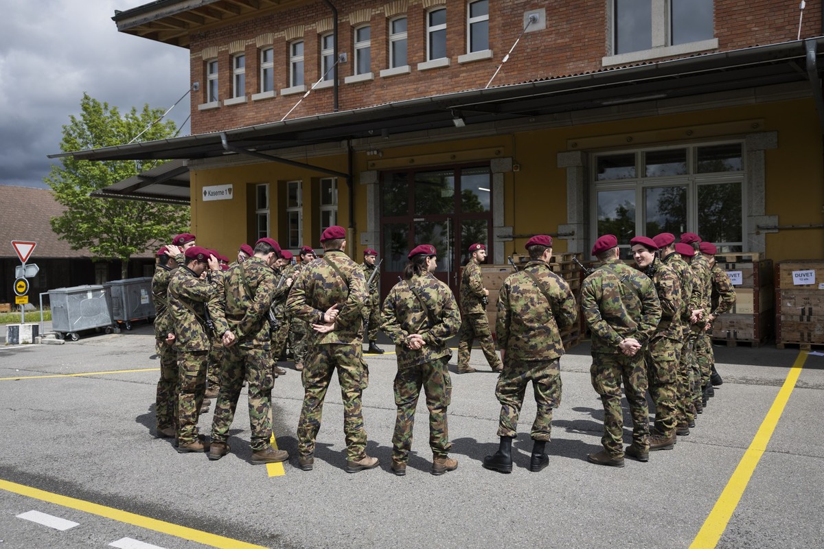 Rekruten formieren sich vor der Entlassung aus der Rektrutenschule im Halbkreis, am letzten Tag der Rekrutenschule, am Freitag, 15. Mai 2026 in Thun. Die Schweizer Armee und der Zivilschutz werden ab  ...