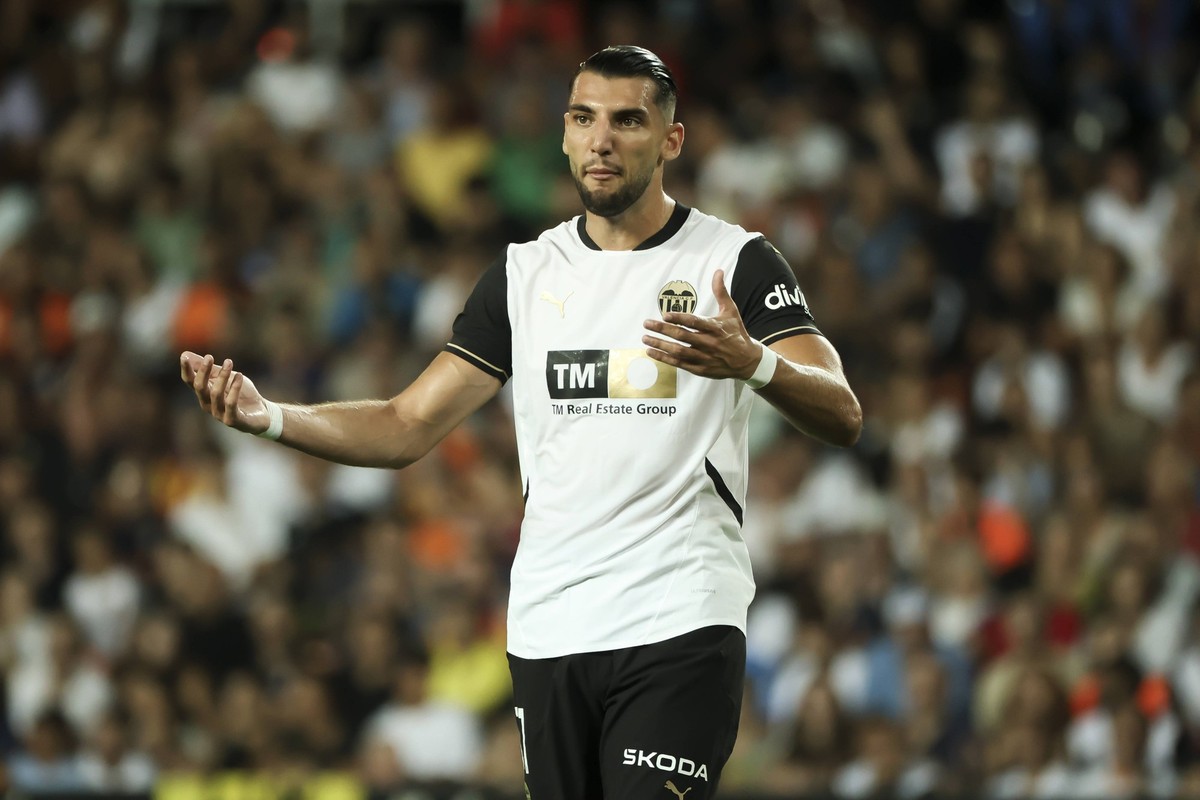 Valencia CF v Villarreal CF - La Liga EA Sports Rafa Mir of Valencia CF during the La Liga match between Valencia CF and Villarreal CF at Mestalla Stadium in Valencia, Spain, on August 31, 2024. Valen ...