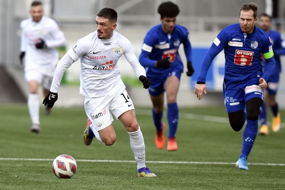 Der Zuercher Toni Domgjoni, links, gegen den Luzerner beim Fussball Testspiel FCZ gegen den FC Luzern in Kriens am Samstag, 9.Januar 2021. (KEYSTONE/Walter Bieri)