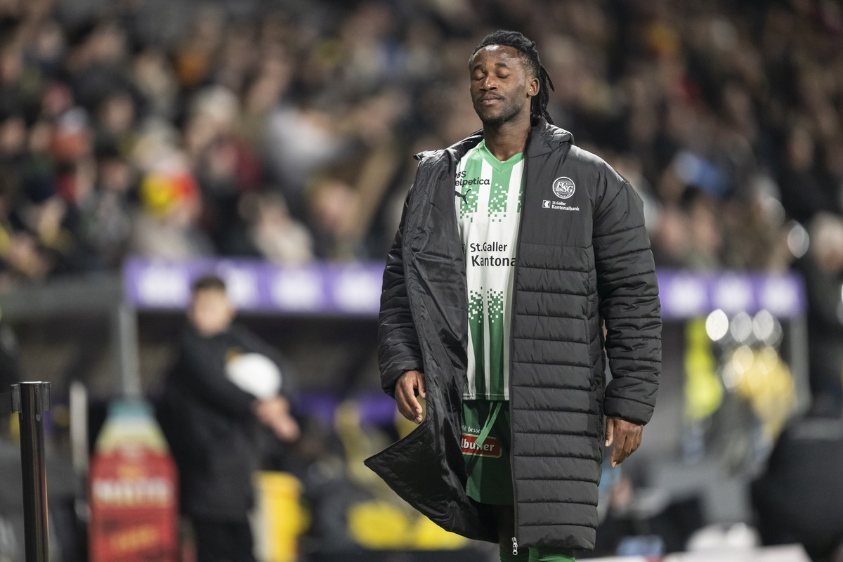 Noah Yannick (SG) verlaesst das Spielfeld nachdem er die Rote Karte erhalten hat, im Fussball Meisterschaftsspiel der Swiss Super League zwischen BSC Young Boys, YB, und FC St.Gallen 1879, SG, vom Son ...