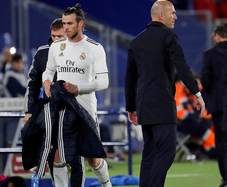 epa07528998 Real Madrid&#039;s Welsh forward Gareth Bale (L) walks past the team&#039;s head coach Zinedine Zidane (C) after being substituted during a Spanish LaLiga soccer match between Real Madrid  ...