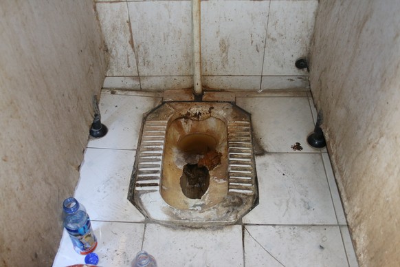Toilette in einem chinesischen Hotel. Da ist man doch gleich froh, dass es gar keine Schüssel hat ...