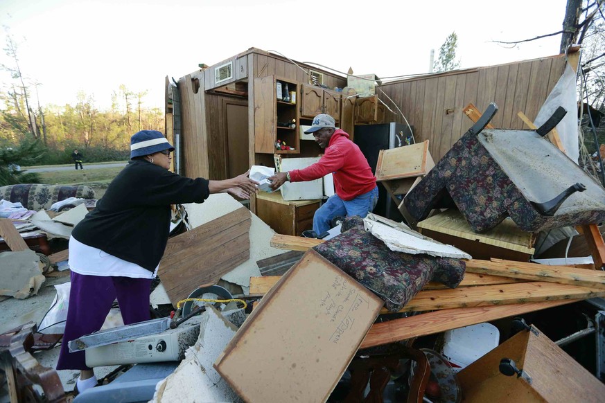 Amerikaner retten Brauchbares aus den Trümmern ihres Hauses in Holly Spring Mississippi.&nbsp;
