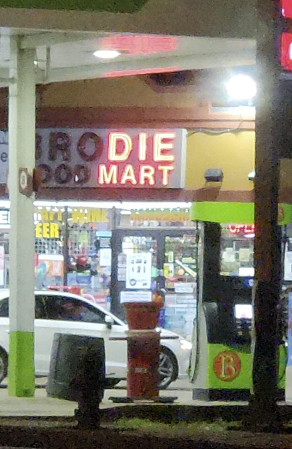 LED Leucht Schriften, die kaputt sind und einen total neuen Sinn ergeben