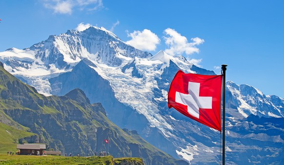 schweiz switzerland tourismus alpen panorama berg gipfel schweizerflagge schweizerkreuz swiss wandern sommer alpinismus