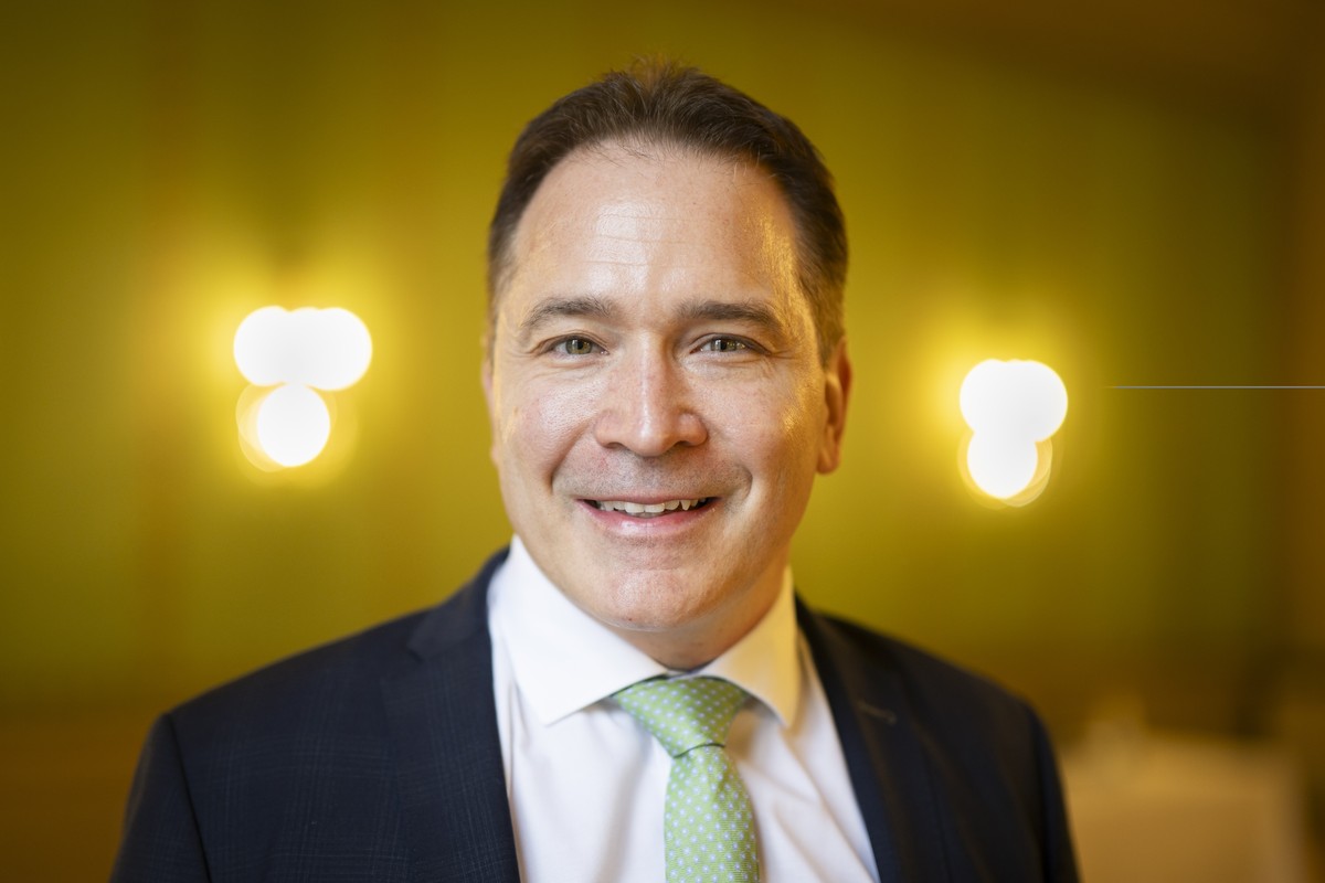Nationalrat Michael Graber, SVP-VS, posiert fuer den Fotografen kurz vor einer Medienkonferenz, an der er seine Kandidatur fuer den Bundesrat bekannt gibt, am Freitag, 23. Oktober 2026 in Bern. Die Ve ...