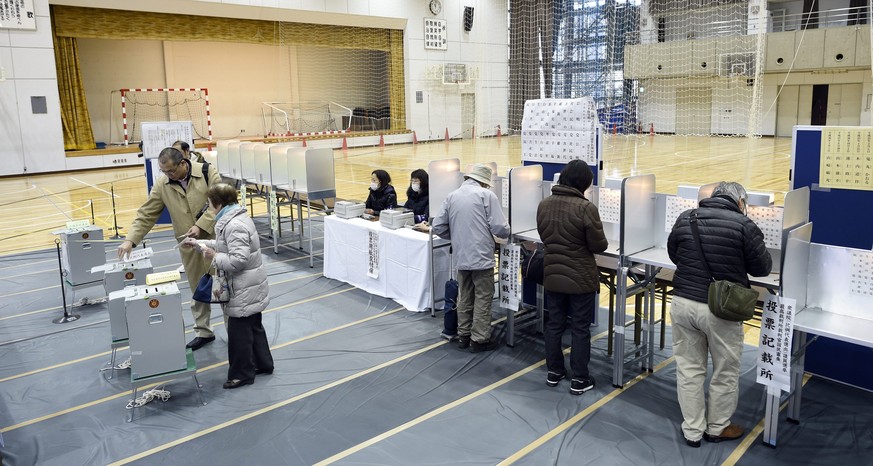 Japanische Wähler geben in Tokio ihre Stimme ab.